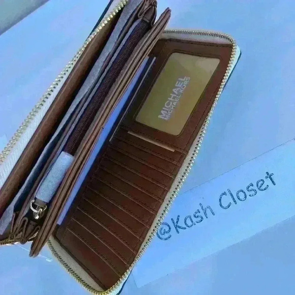 Michael Kors Travel Continental Wristlet Large MK Signature wallet Vanilla - Picture 3 of 5